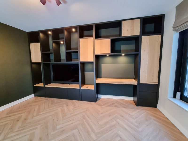 Maatwerk wandkast in een moderne woonkamer