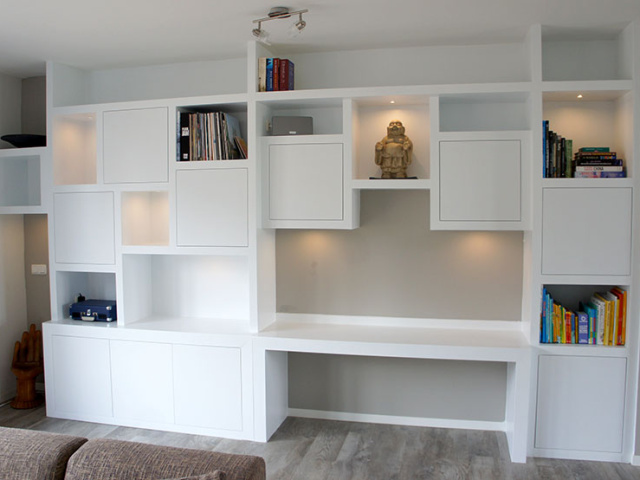 Wandmeubel van hout en wit glans fineer