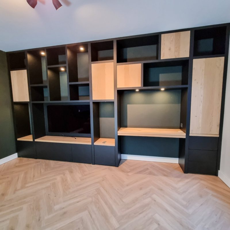 Maatwerk wandkast in een moderne woonkamer